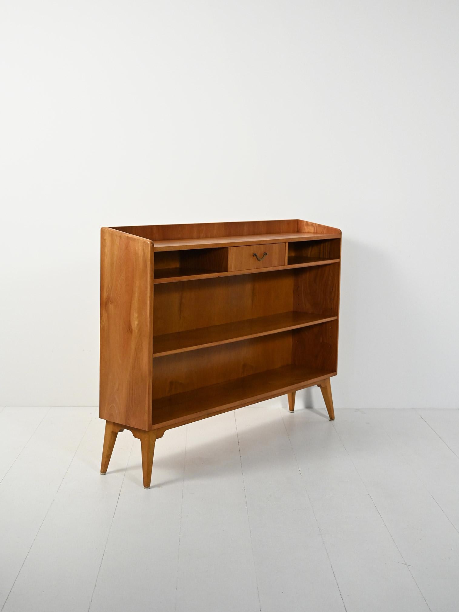 Scandinavo moderno Piccola libreria scandinava anni ’50 in olmo in vendita