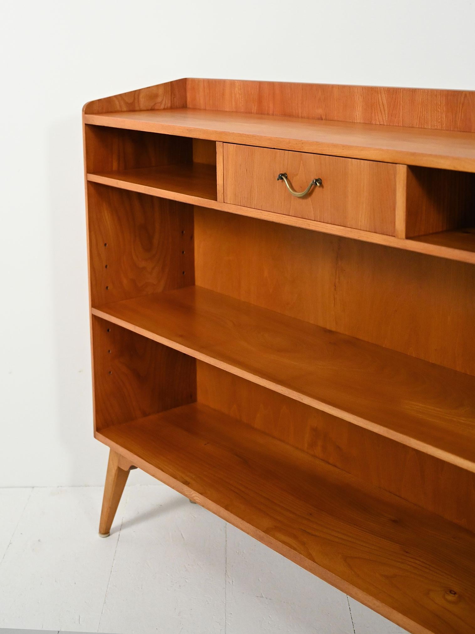 Piccola libreria scandinava anni ’50 in olmo In condizioni buone in vendita a Brescia, IT