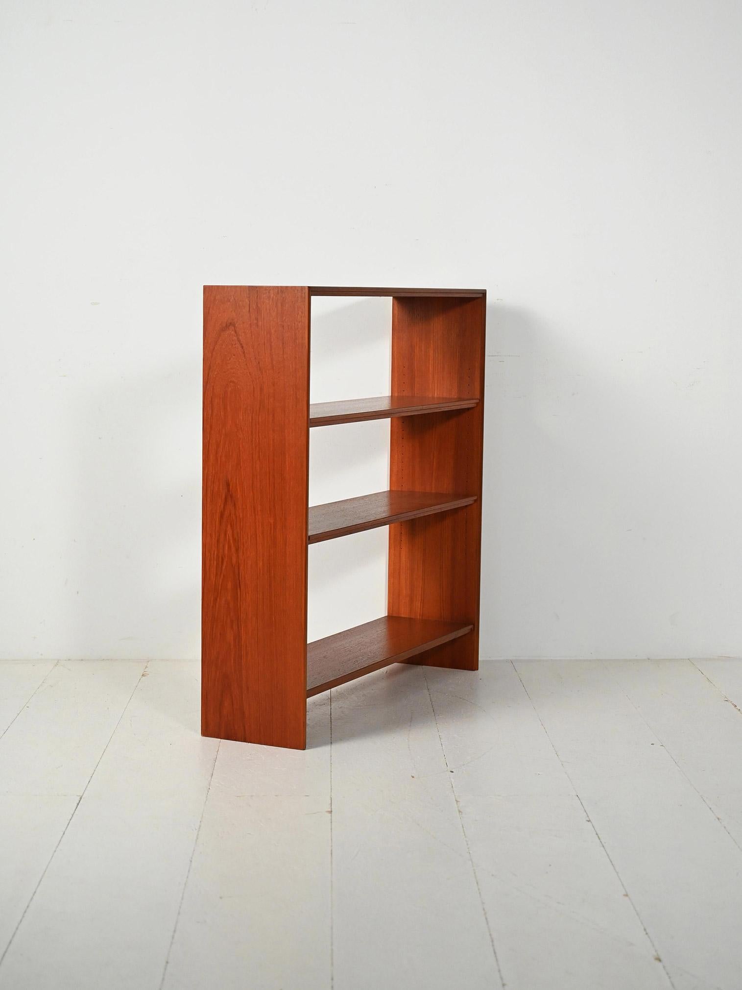 Scandinave moderne Piccola libreria scandinava in teak con ripiani regolabili en vente