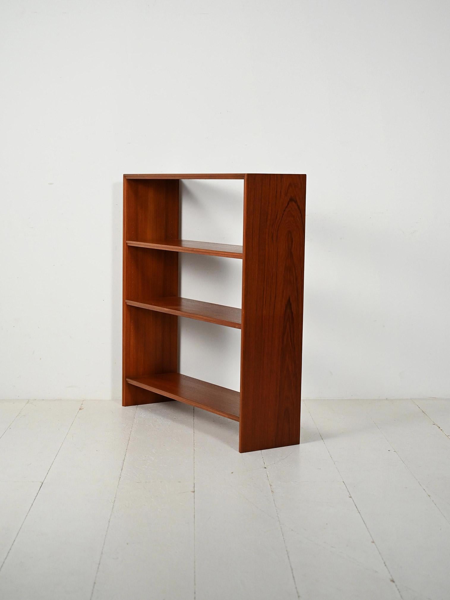 Scandinave Piccola libreria scandinava in teak con ripiani regolabili en vente