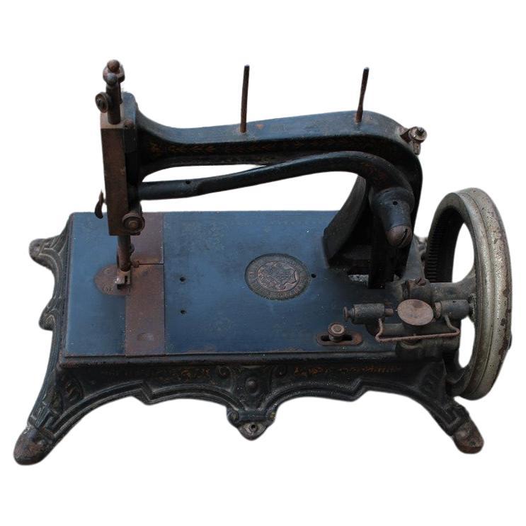 Pequeña máquina de coser de hierro fundido 1890 Junker & Ruh Art Nouveau Alemania