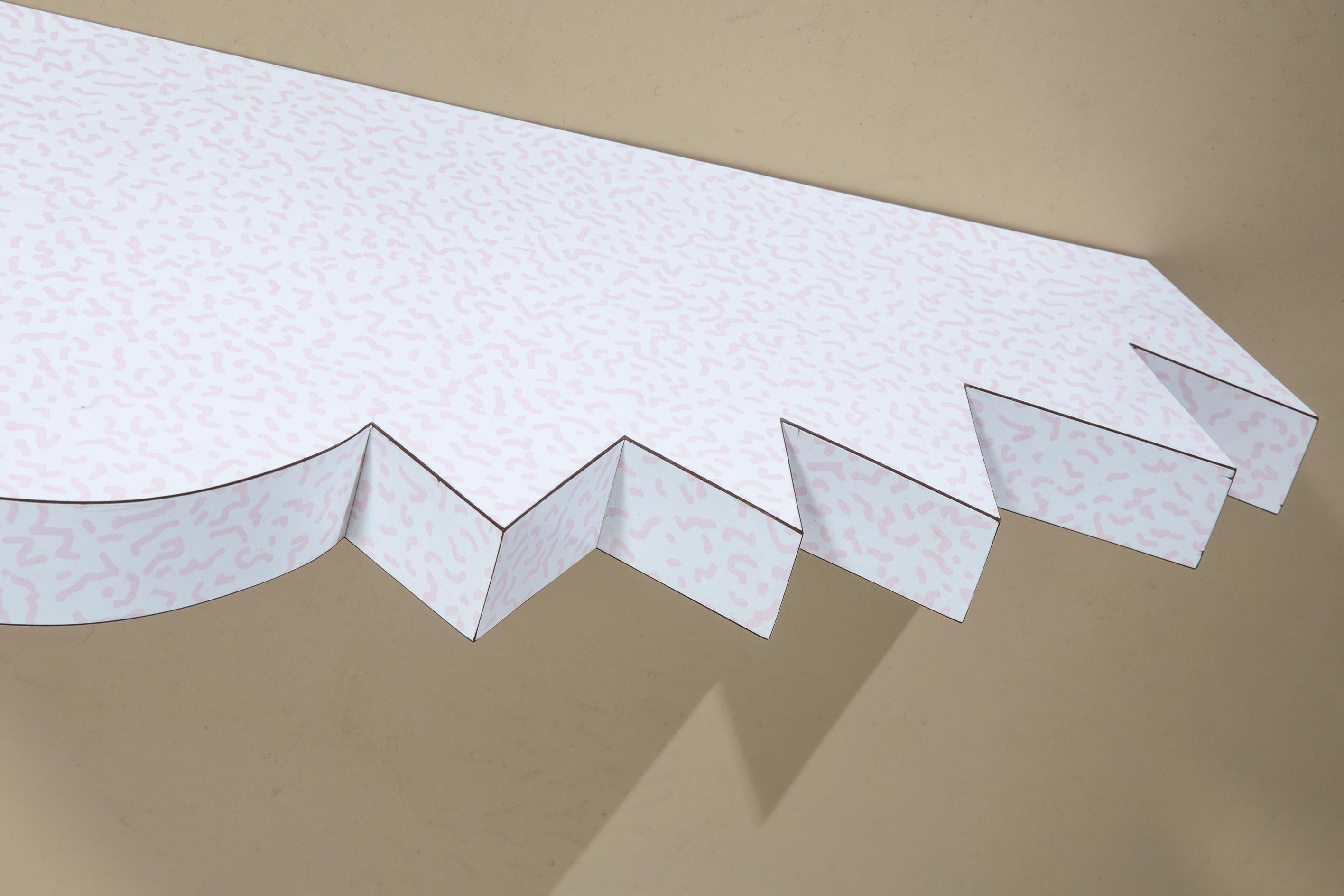 Bellissima mensola disegnata da Lapo Binazzi per uno studio dentistico pediatrico di Firenze nel 1978. Si tratta di un pezzo unico, parte degli arredi, tutti disegnati da Binazzi. È in legno laminato, con gli iconici pattern “bacterio” della Abet e