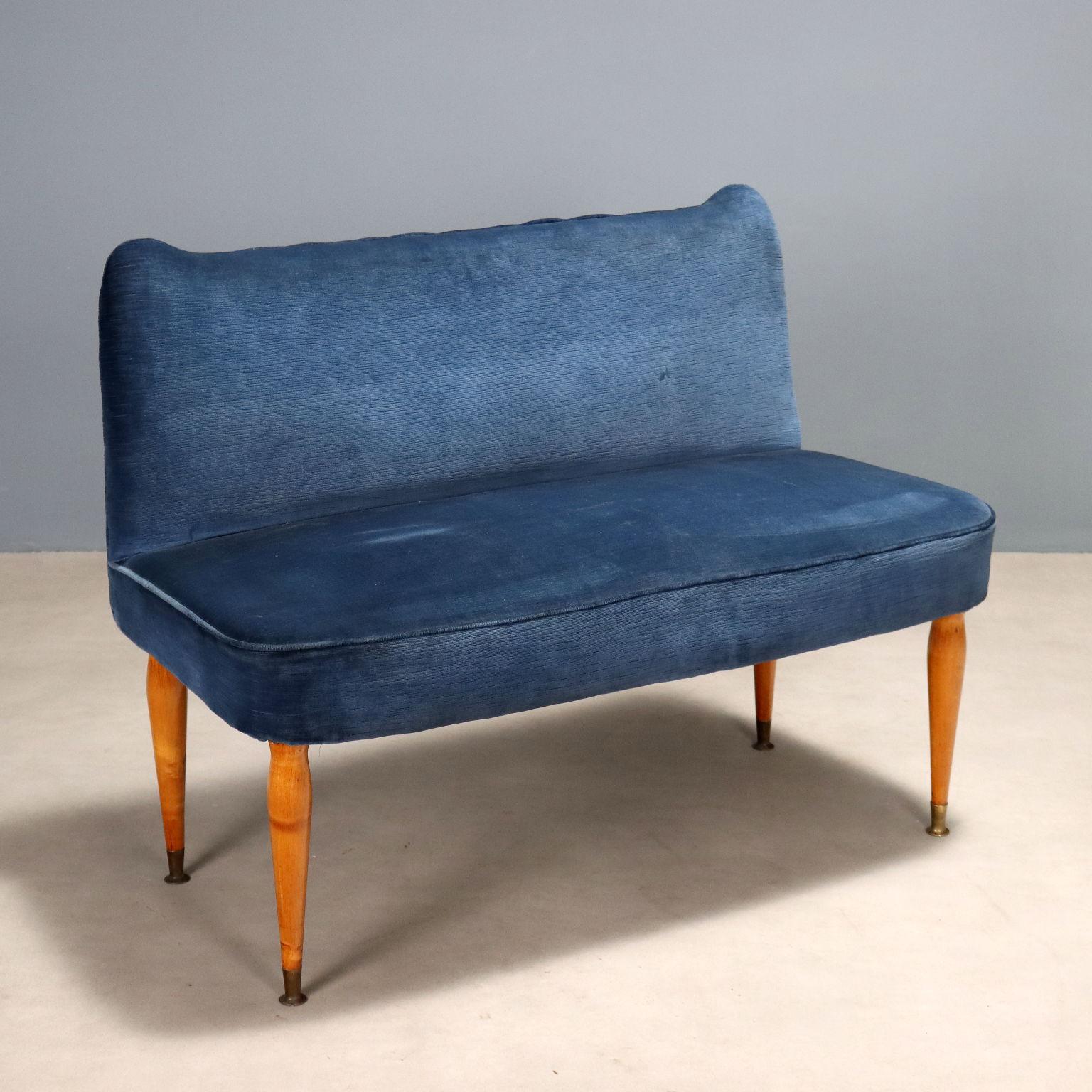 Elegante Panca con imbottitura a molle, con rivestimento in velluto di dralon, gambe tornite in legno di faggio con puntali in ottone. 