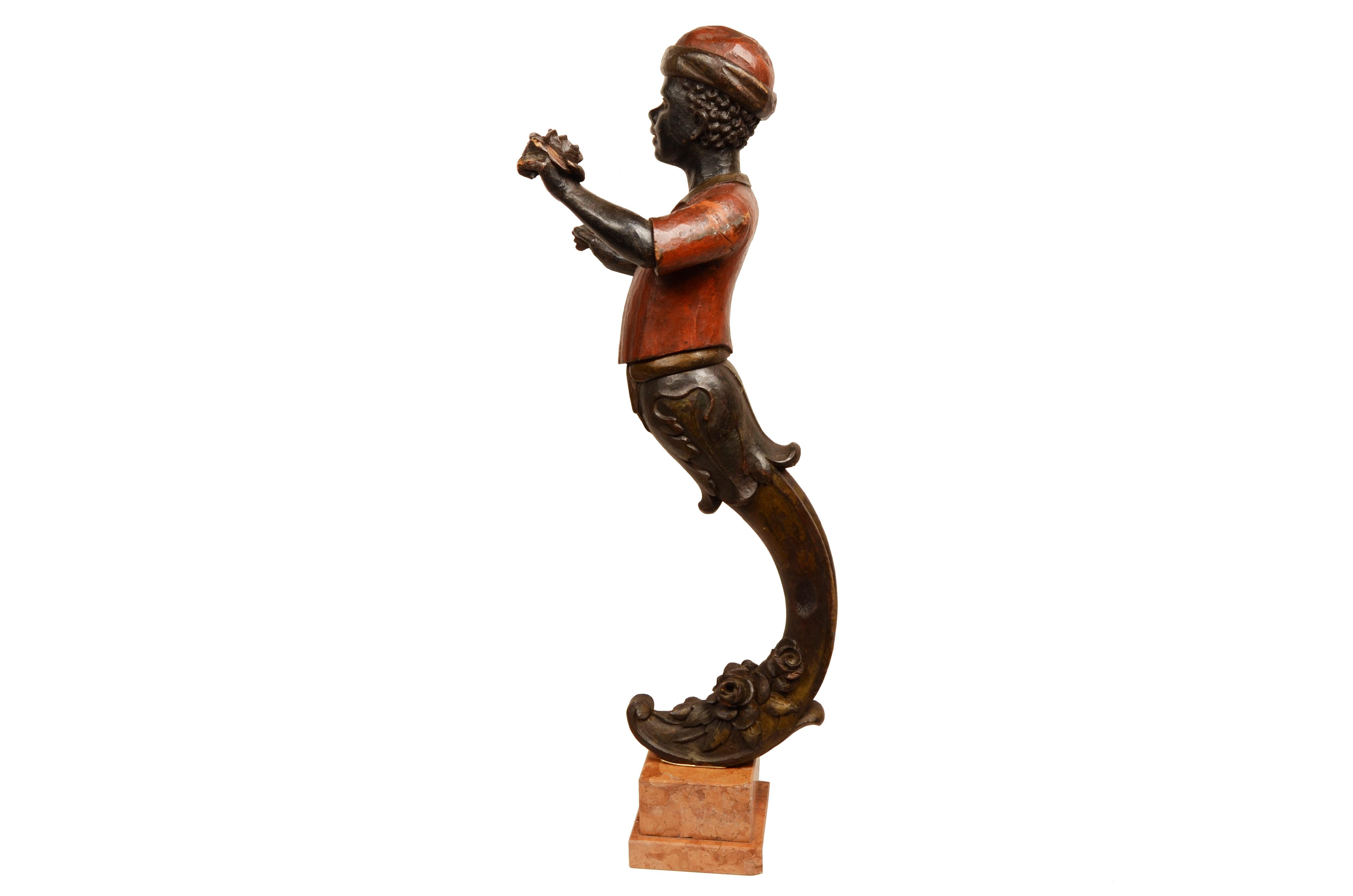 Pequeño mascarón de proa de madera tallada que representa al joven Moretto Venecia finales del siglo XIX en venta 12