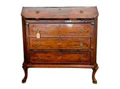 Small Tuscan walnut flap table from the 1700s