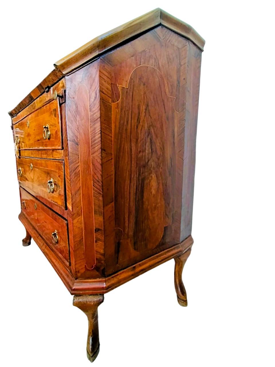 Small Tuscan walnut flap table from the 1700s In Good Condition For Sale In Cesena, FC