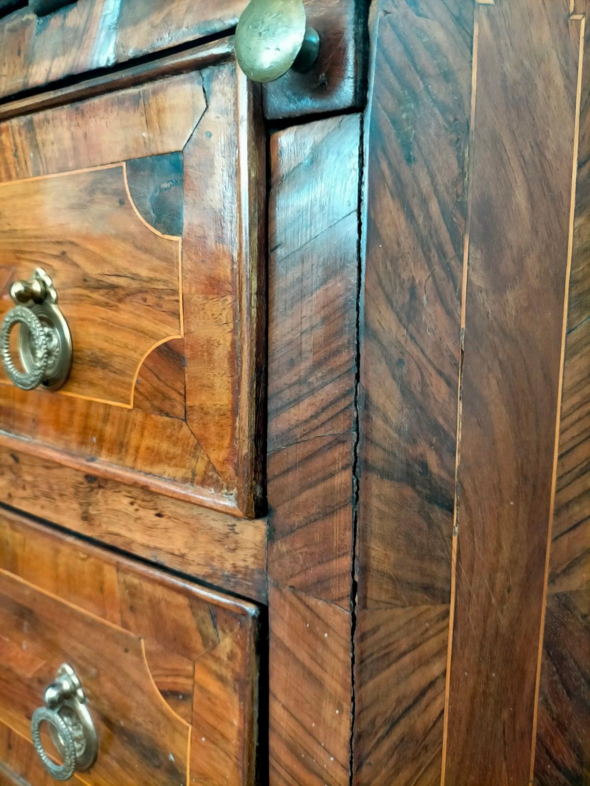 18th Century and Earlier Small Tuscan walnut flap table from the 1700s For Sale
