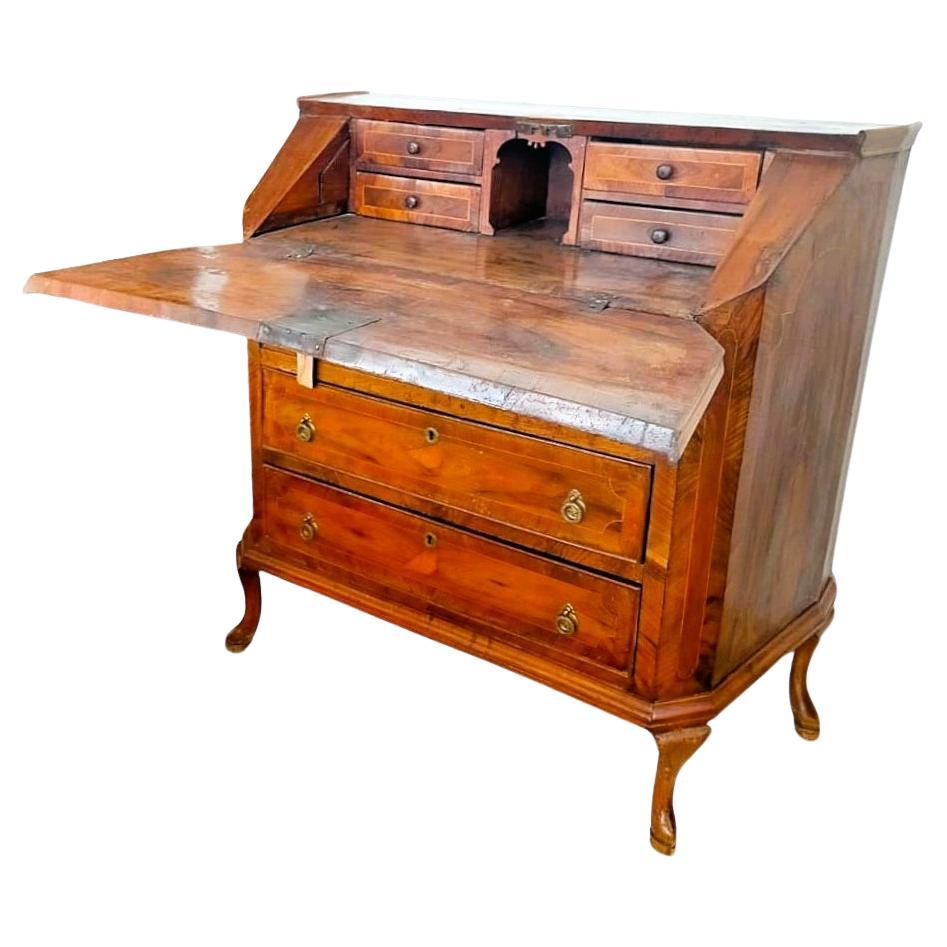 Small Tuscan walnut flap table from the 1700s For Sale