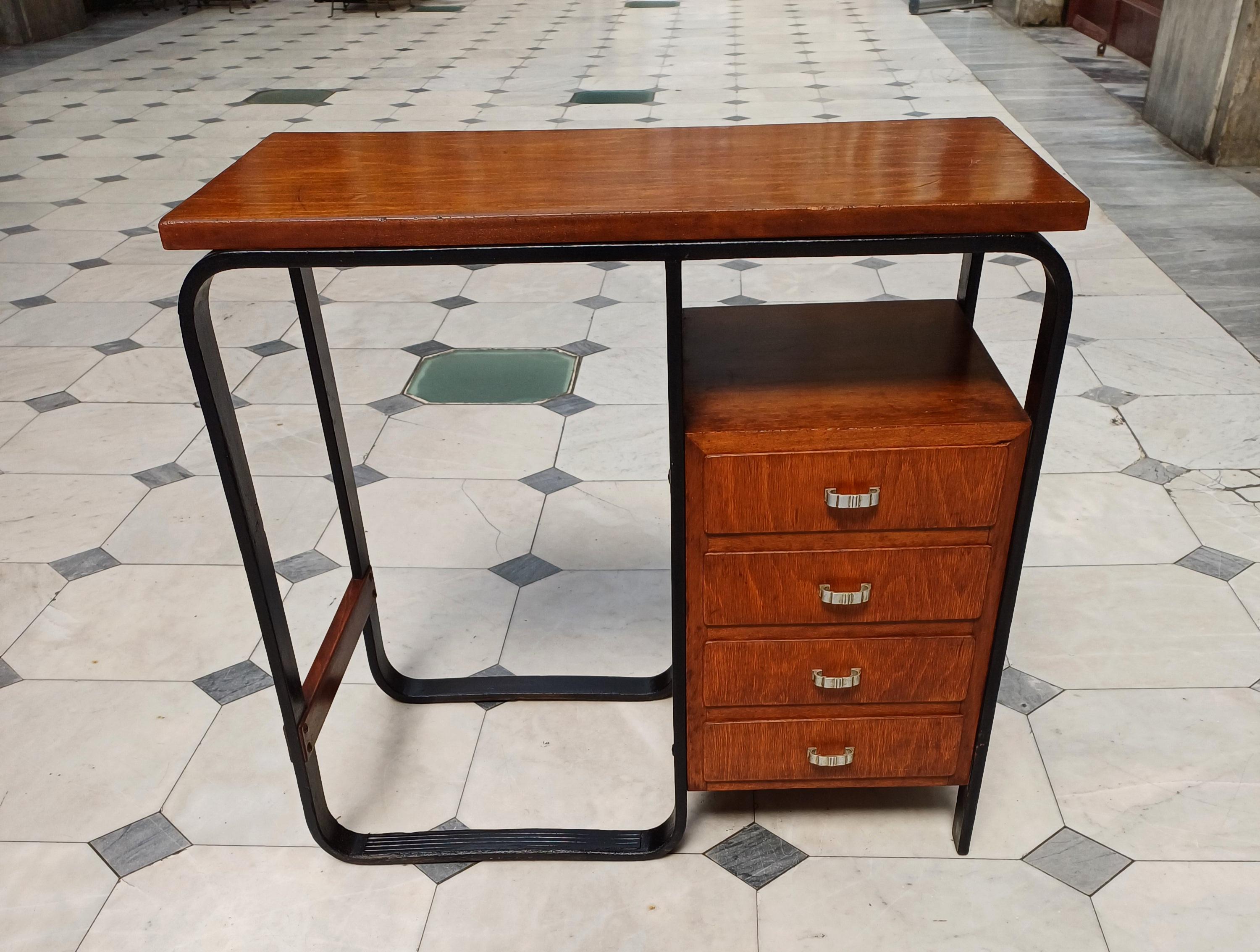 Small wood and metal desk designed by Giuseppe Pagano Giuseppe Pagano Pogatschnig in 1940s Italy. Small desk made of curved laminated wood with 4 drawers.
Signs of wear and use.