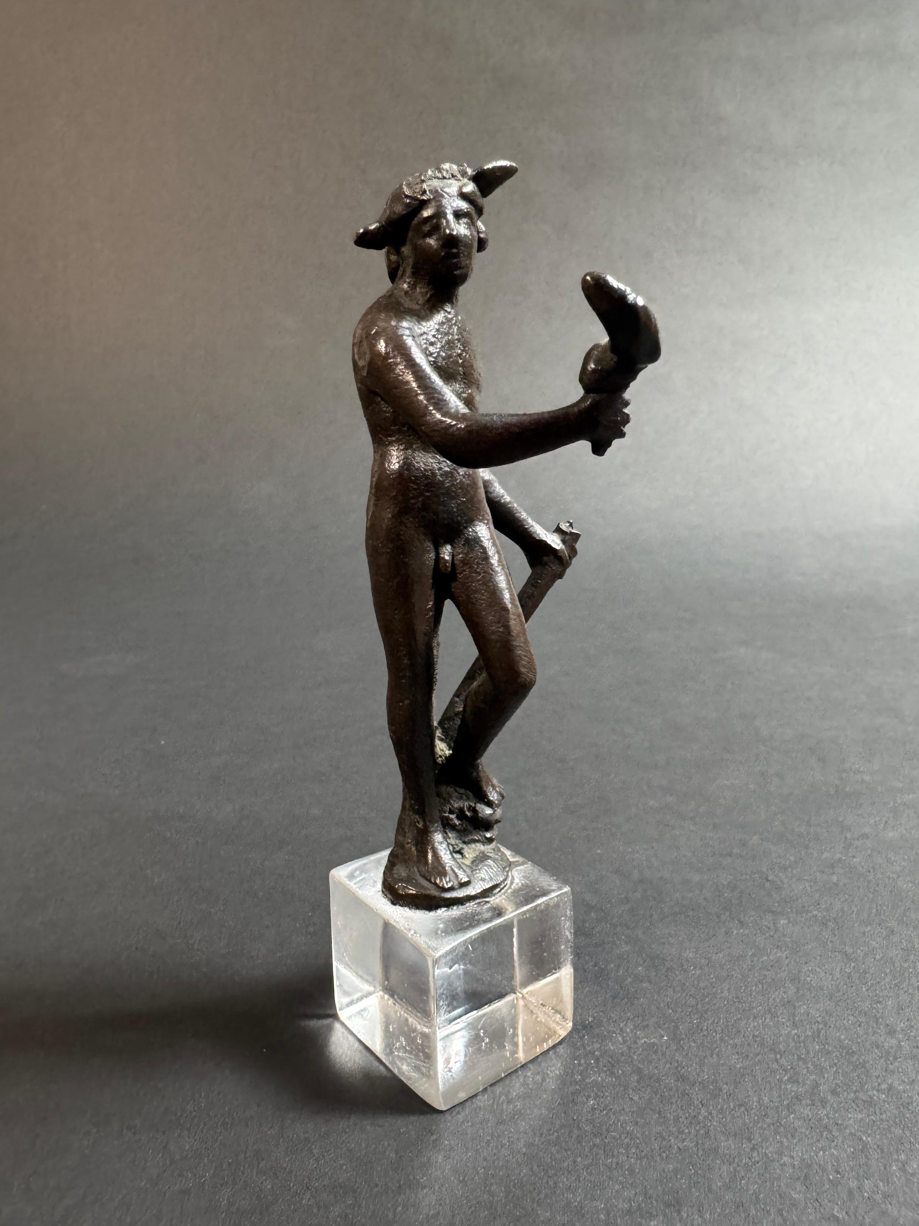 Piccola scultura fiorentina in bronzo raffigurante un satiro del XVI secolo.  Le figure mitologiche greche e romane dei Satiri o Fauni sono note per avere caratteristiche umane e animali e simboleggiano la natura, la fertilità e l'allegria. Sono