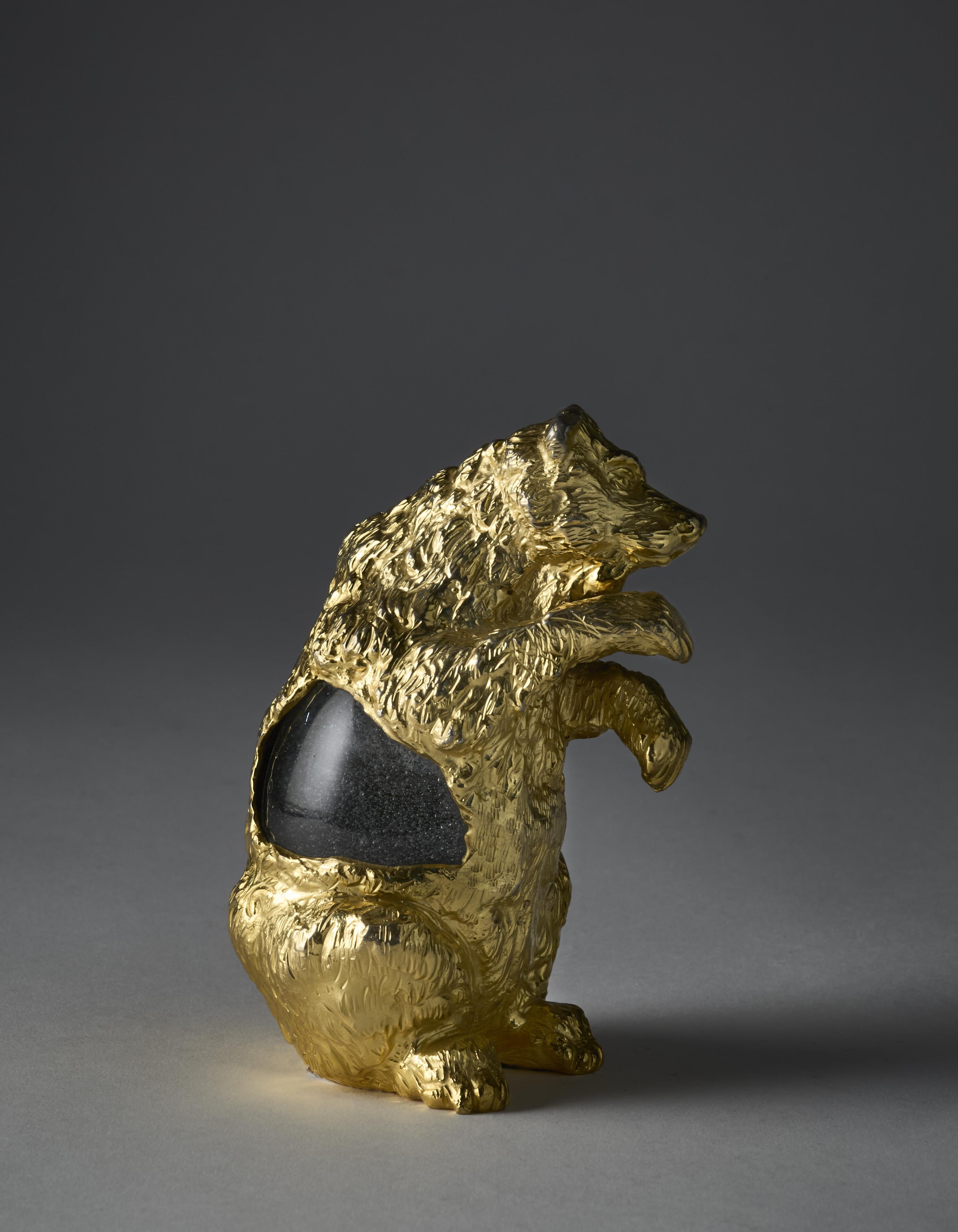 Piccola scultura a cera persa raffigurante Orso della serie “Piccoli animali” della designer Gabriella Crespi, anni '70.
L'opera è in metallo cesellato e dorato a mano con uovo in cristallo di Murano di Barovier e Toso incastonato al centro del