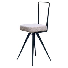 Pequeña silla de diseño con estructura de metal y asiento "Boucle", Italia 19