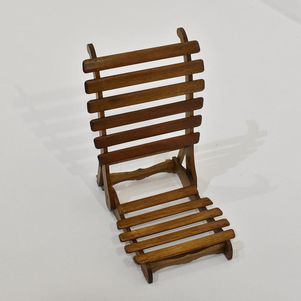 The Modern Antiques and Design categoty offers a pleasant and small Chair 
Beechwood folding table made in the mid-twentieth century. XX century.

Small deck chair, in good condition, with wear and tear determined by use and age.
The folding chair