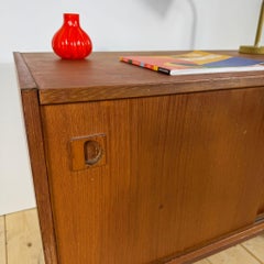 Petit buffet danois en teck avec portes coulissantes - années 1960