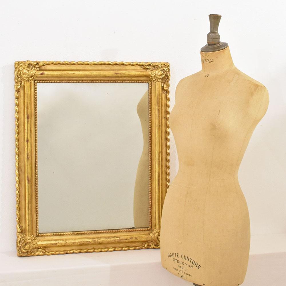 Le beau miroir rectangulaire doré ancien proposé ici date de la première moitié du 19e siècle et a été fabriqué à la main 
a son miroir antique au mercure d'origine, légèrement imparfait en raison de l'usure 
déterminée par l'âge de l'objet.

En