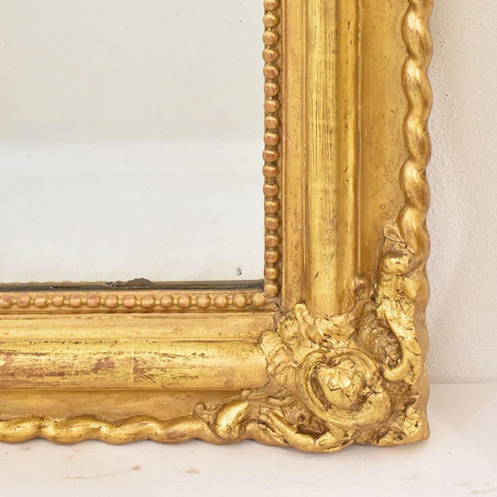 Charles X Petit miroir rectangulaire ancien, cadre en feuilles d'or, 19e siècle. en vente