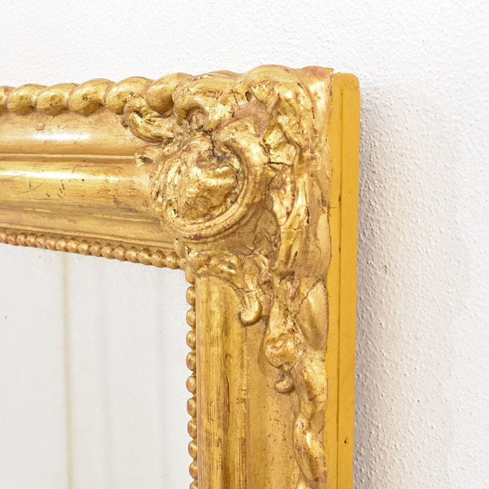 French Petit miroir rectangulaire ancien, cadre en feuilles d'or, 19e siècle. en vente