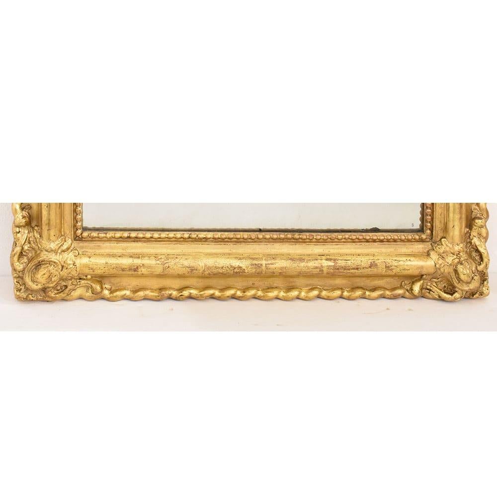 Doré Petit miroir rectangulaire ancien, cadre en feuilles d'or, 19e siècle. en vente