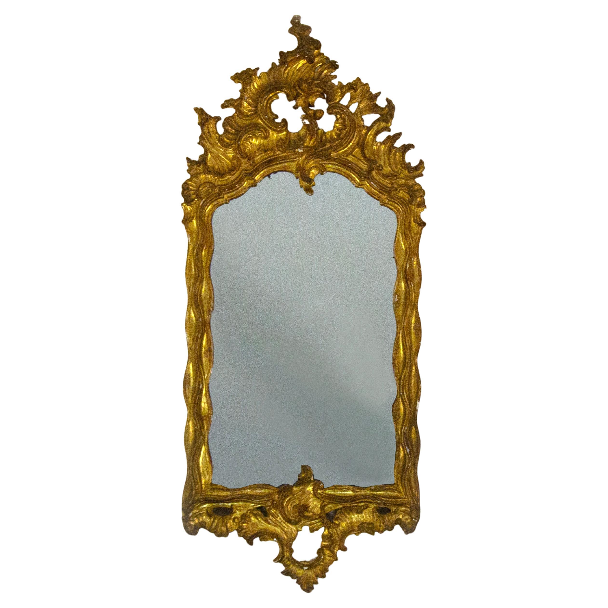 Piccola specchiera in legno intagliato, scolpito e dorato, XVIII secolo