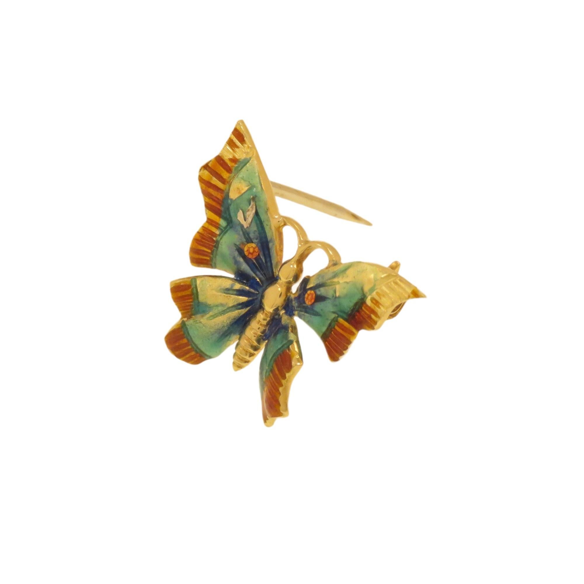 Elegante e graziosa piccola spilla d'epoca a forma di farfalla realizzata in oro giallo 18 carati. Le ali sono smaltate a fuoco in più colori sulle tonalità dal giallo al marrone. Realizzata a mano in Italia nel 1970 circa. Le dimensioni della