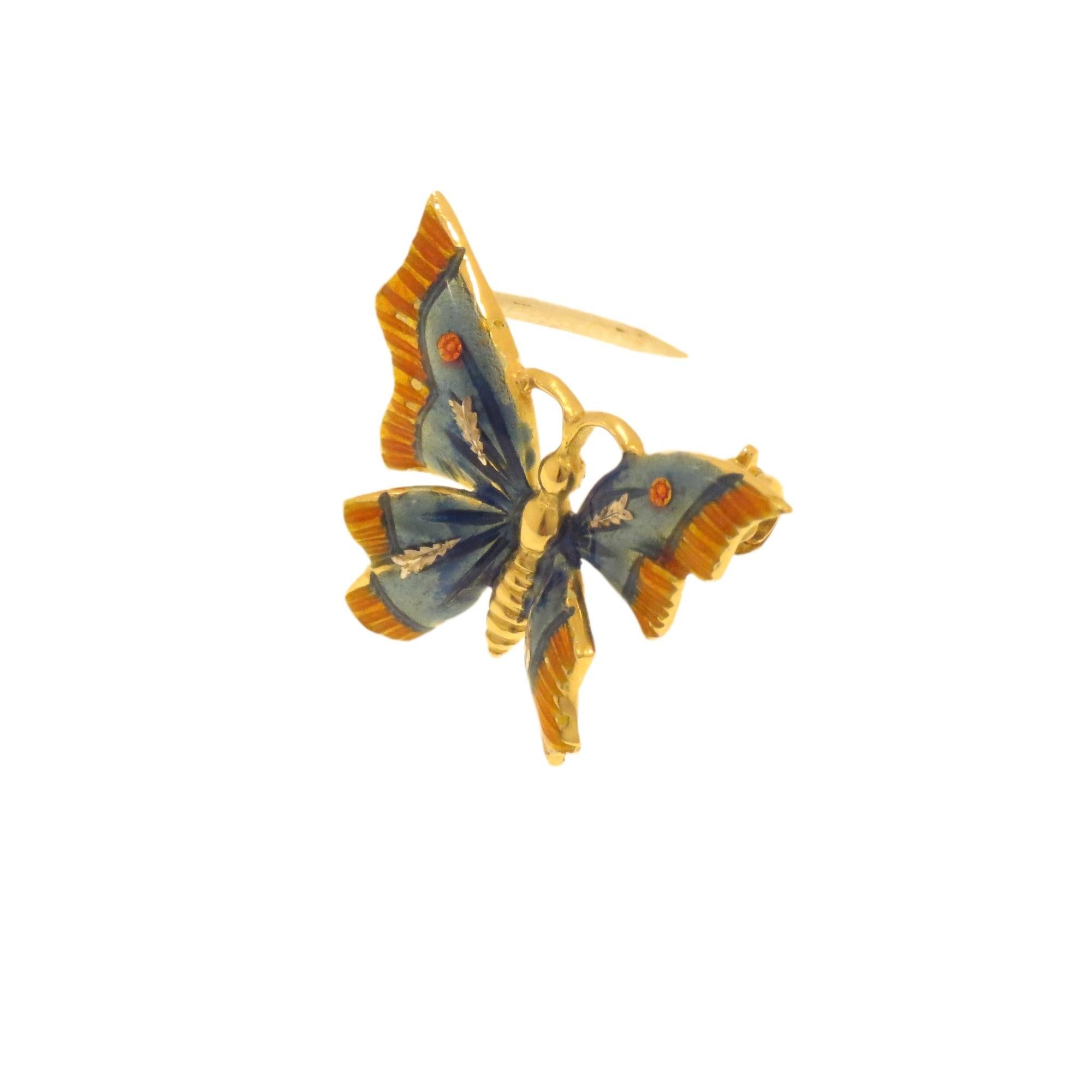 Elegante e graziosa piccola spilla d'epoca a forma di farfalla realizzata in oro giallo 18 carati. Les ali sont étalés à la flamme dans plus de couleurs sur des tons allant du jaune au marron. Realizzata a mano in Italia nel 1970 circa. Les