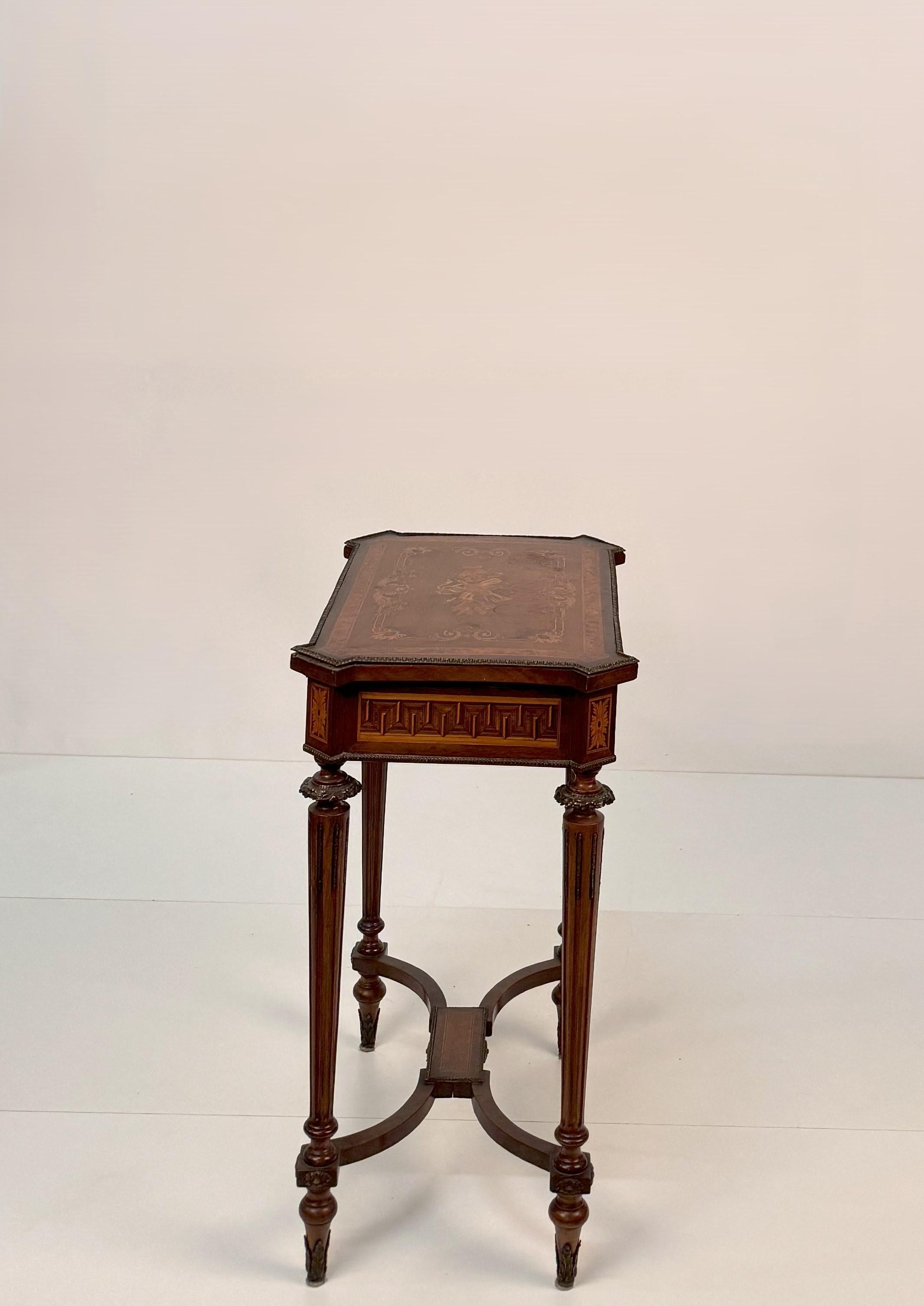 Pequeño tocador con incrustaciones de diferentes maderas, gusto Napoleón III, siglo XIX en Bueno estado para la venta en Milano, IT