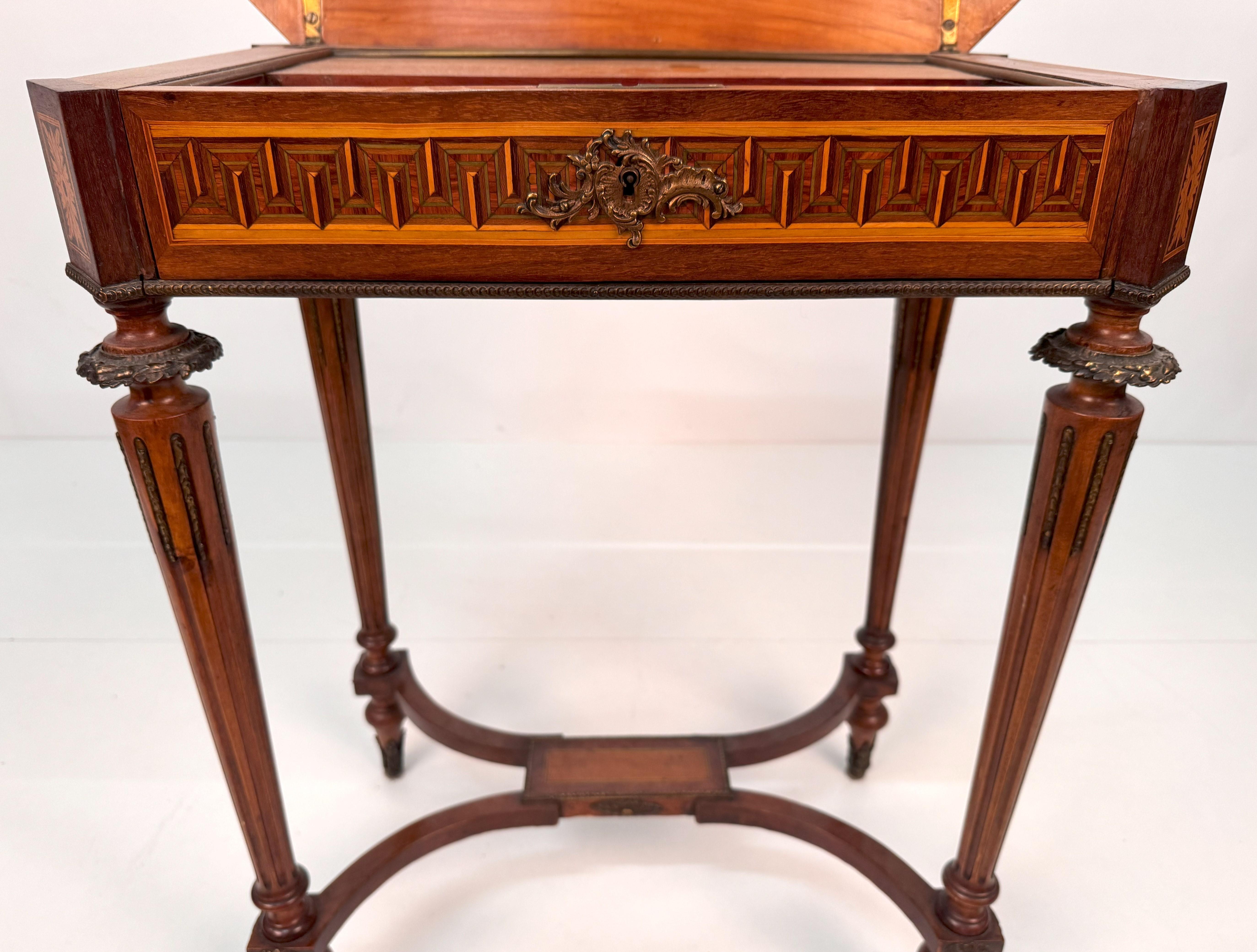 Pequeño tocador con incrustaciones de diferentes maderas, gusto Napoleón III, siglo XIX 19th Century en venta