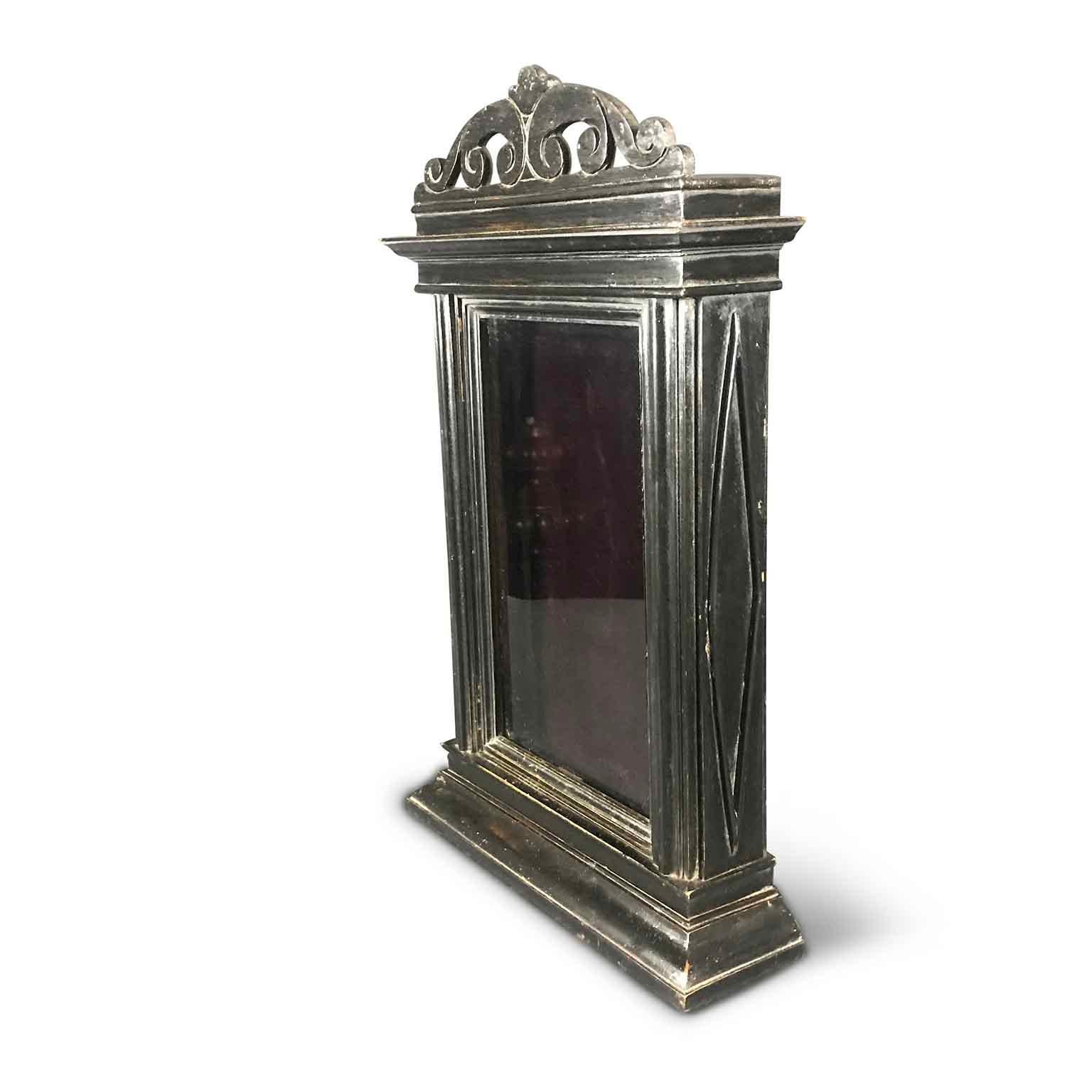 Teca  mesa en madera de álamo ébano de principios de 1800 pequeña vitrina con cristal moderno accesible desde el panel en la parte posterior con bisagras y bloqueado por un ojal. Los laterales de esta pequeña vitrina están decorados con un marco de