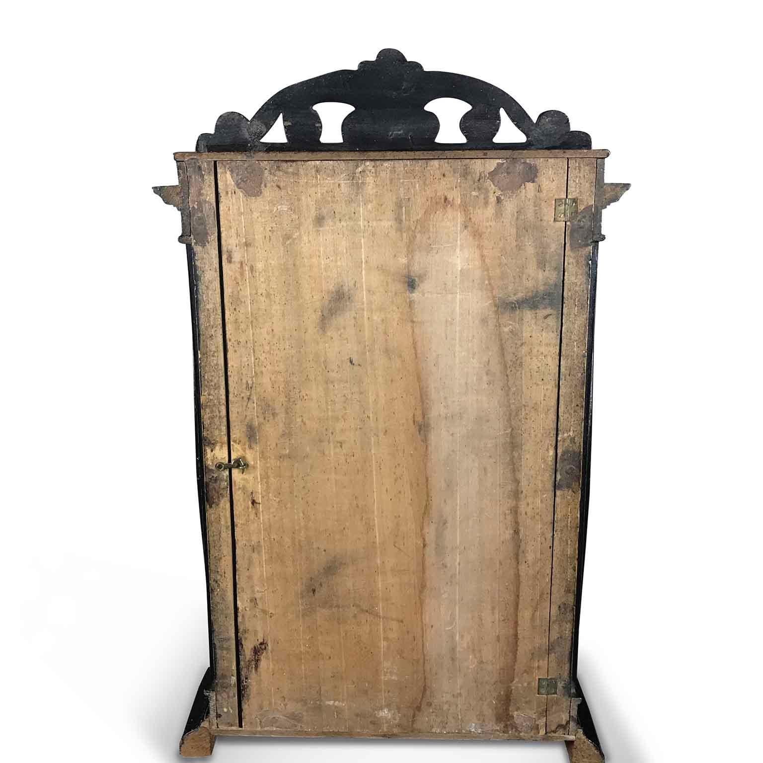 Pequeña vitrina de madera neoclásica italiana Caja de madera ebonizada Principios del siglo XIX Tallado a mano en venta