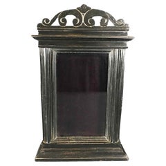 Kleine italienische neoklassische Holzvitrine Ebonisiertes Holzgehäuse Anfang 1800