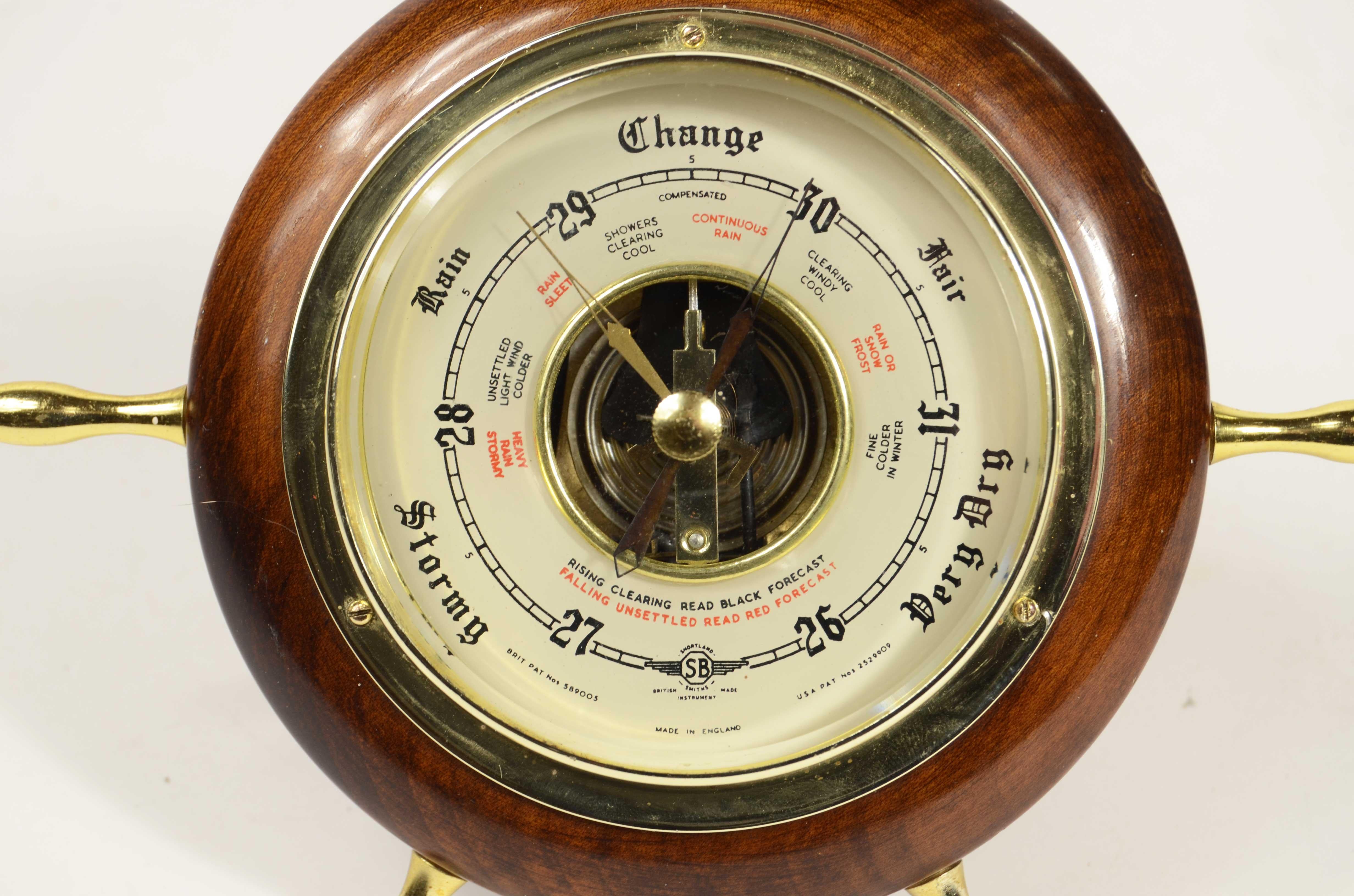 Kleines Aneroid-Wand- und Tischbarometer aus Holz und Messing in Form eines sechsarmigen Ruders. Unterzeichnet  SB Smiths British Made Instrument aus den 1950er Jahren. Es handelt sich um ein Instrument, dessen druckempfindliches Organ ein