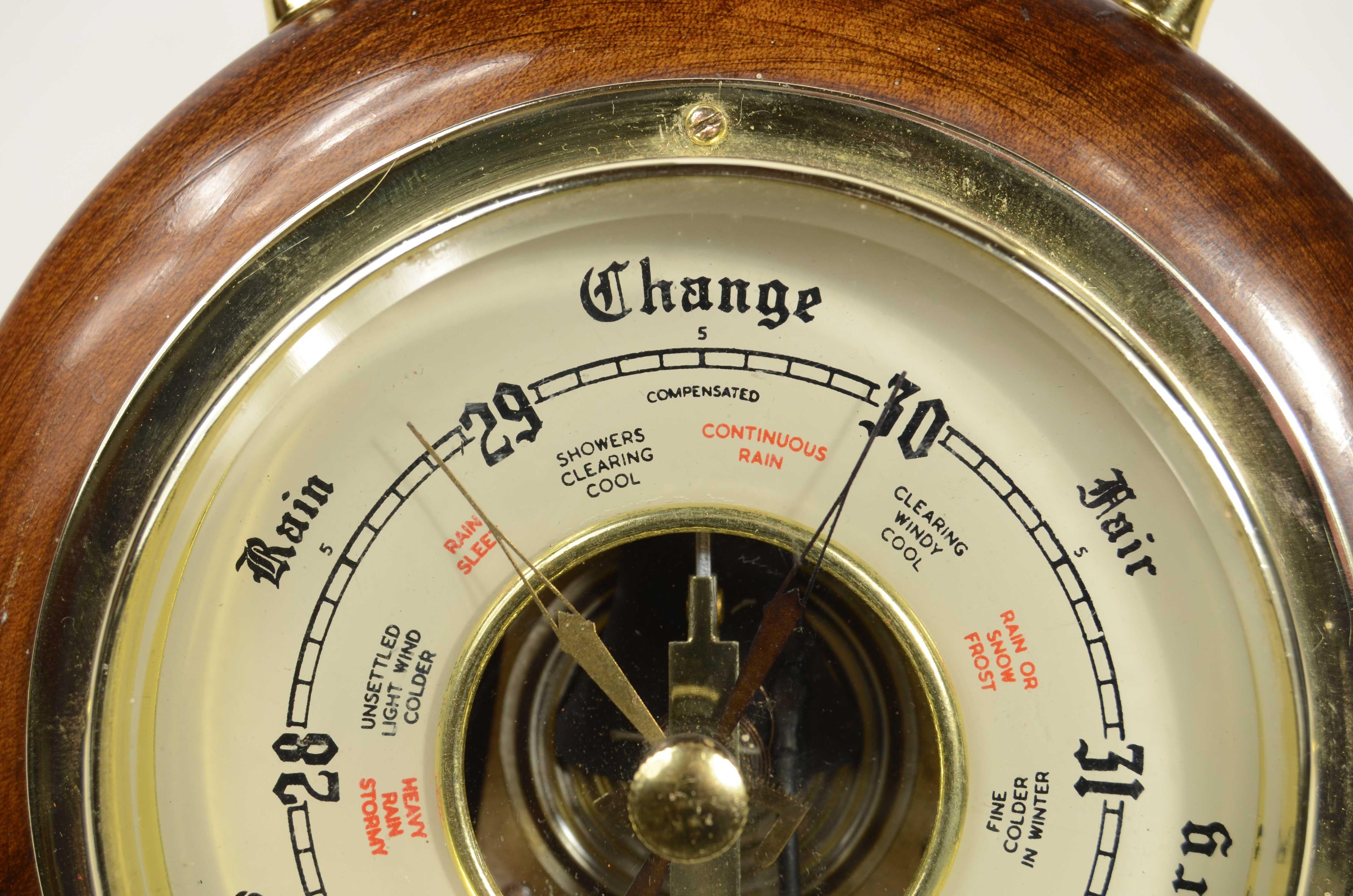 Kleines Aneroid-Wand- und Tischbarometer aus Holz und Messing  1950 (20th Century) im Angebot