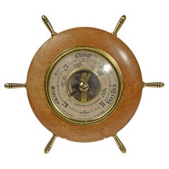 Kleines rudderf�örmiges Wandaneroidbarometer aus Holz und Messing