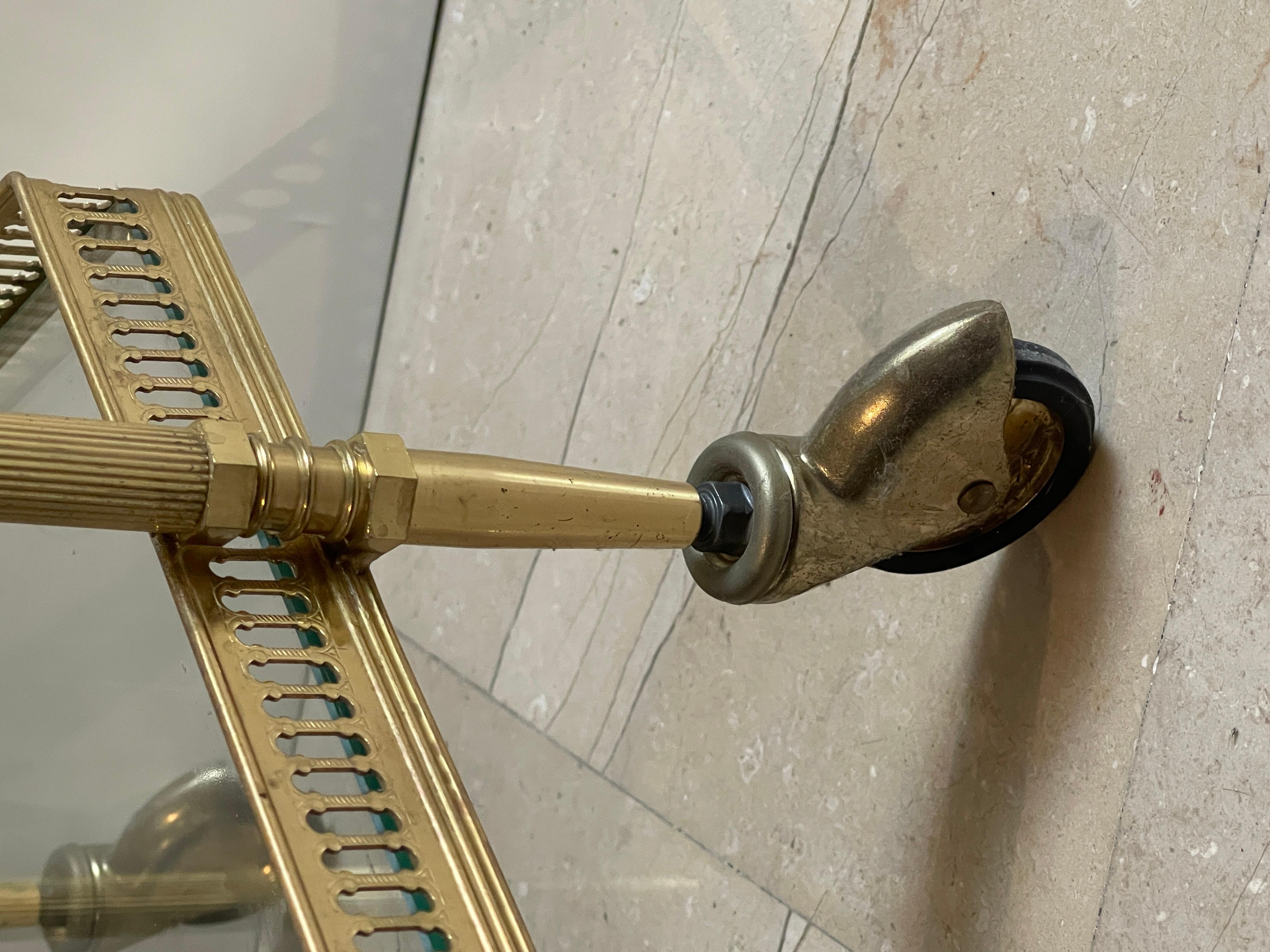 20th Century Piccolo carrello da bar esagonale in ottone e vetro vintage degli anni '50 en vente