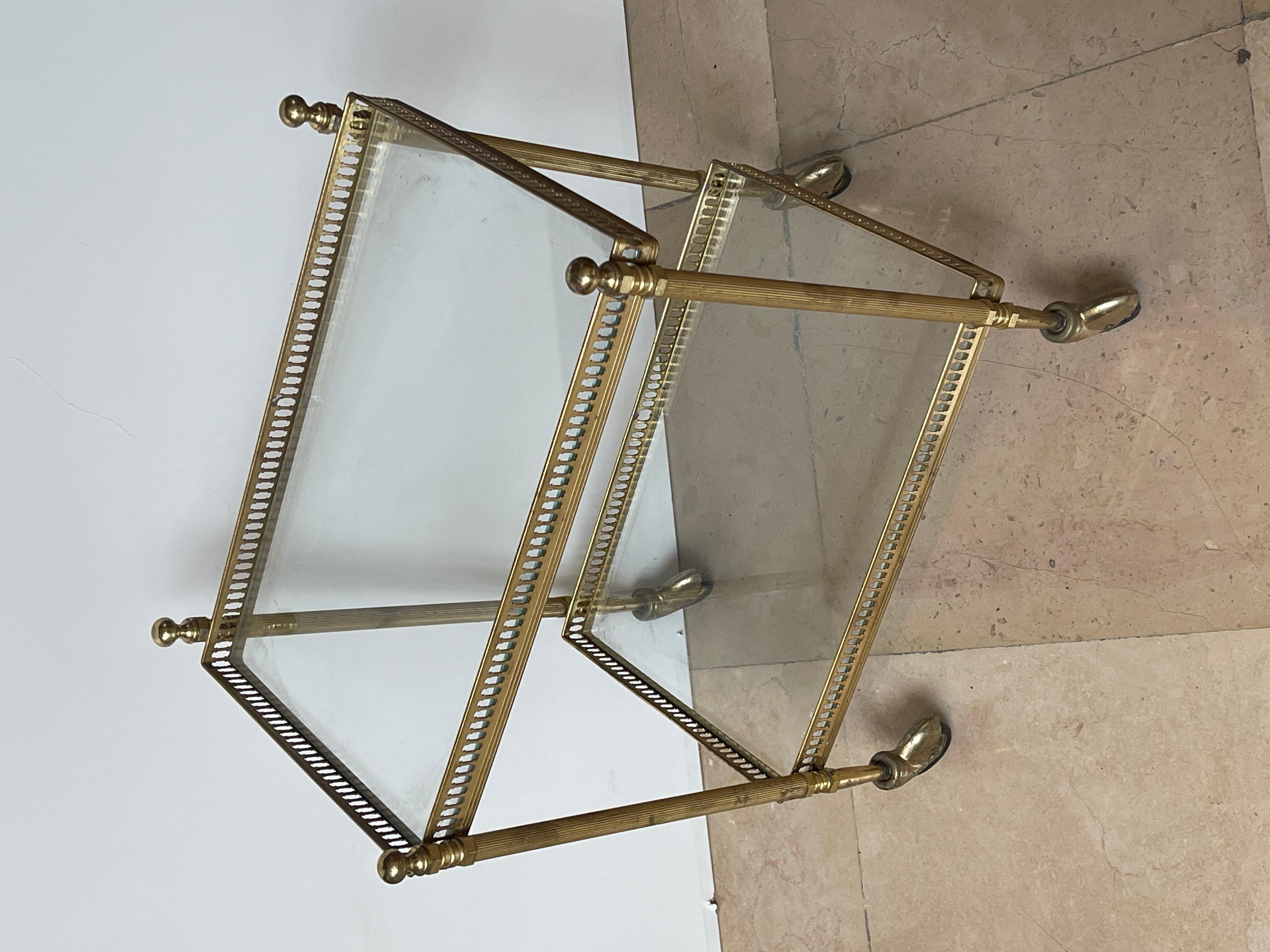 Piccolo carrello da bar rettangolare in ottone e vetro vintage degli anni '60 en vente 6