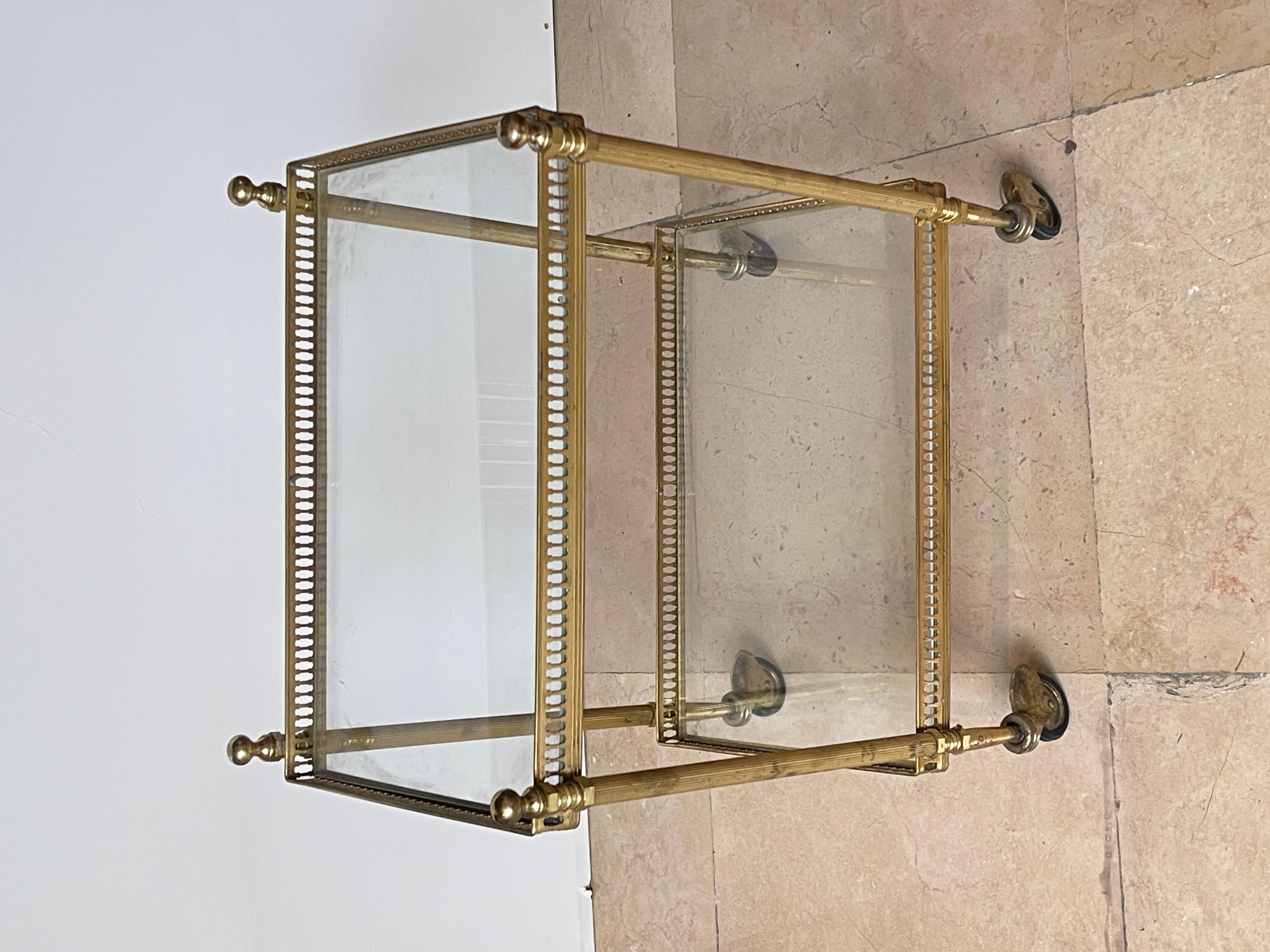 Piccolo carrello da bar rettangolare in ottone e vetro vintage degli anni '60 en vente 7