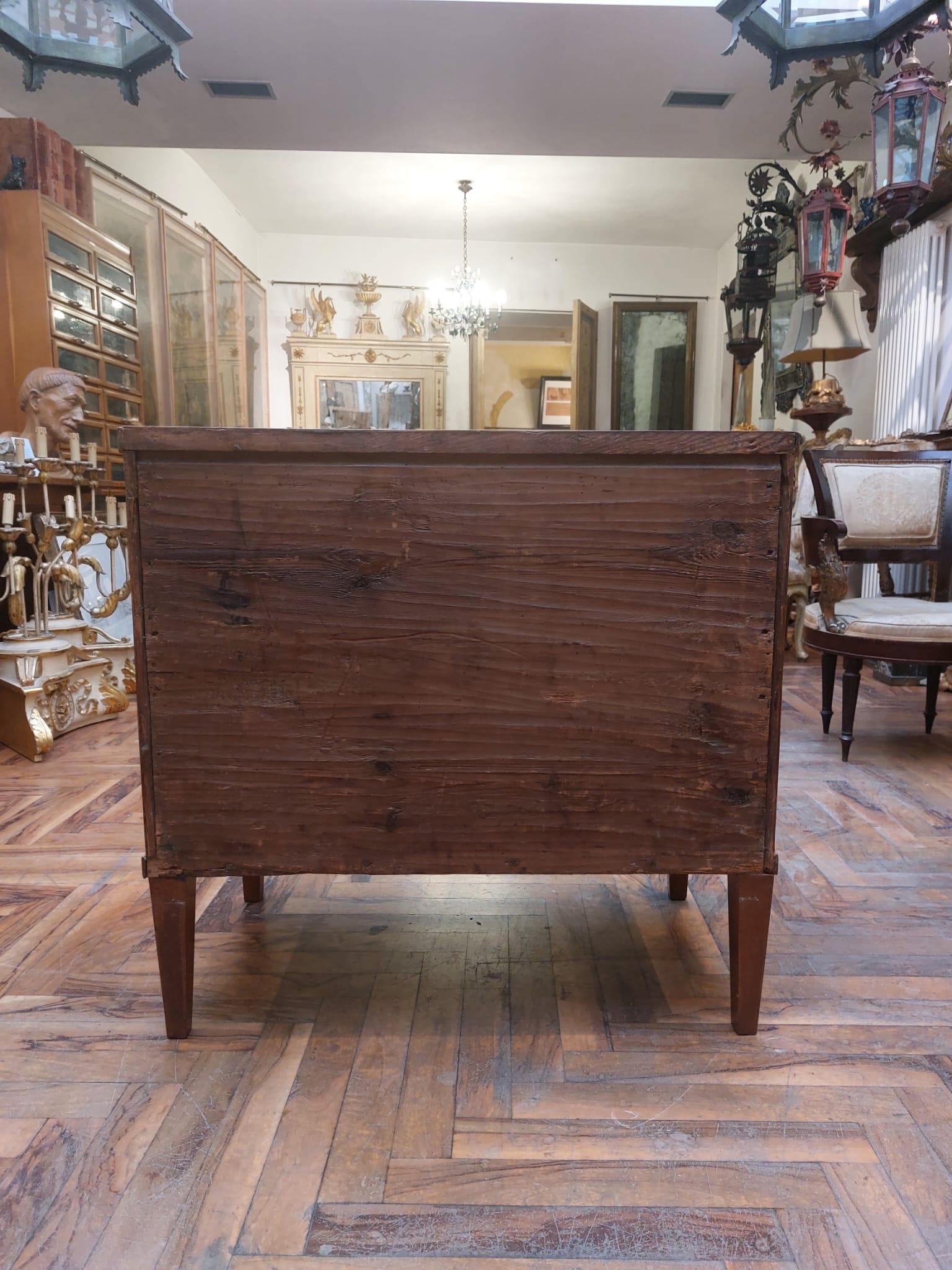 Italian Small Veneto chest of drawers in cherry wood For Sale