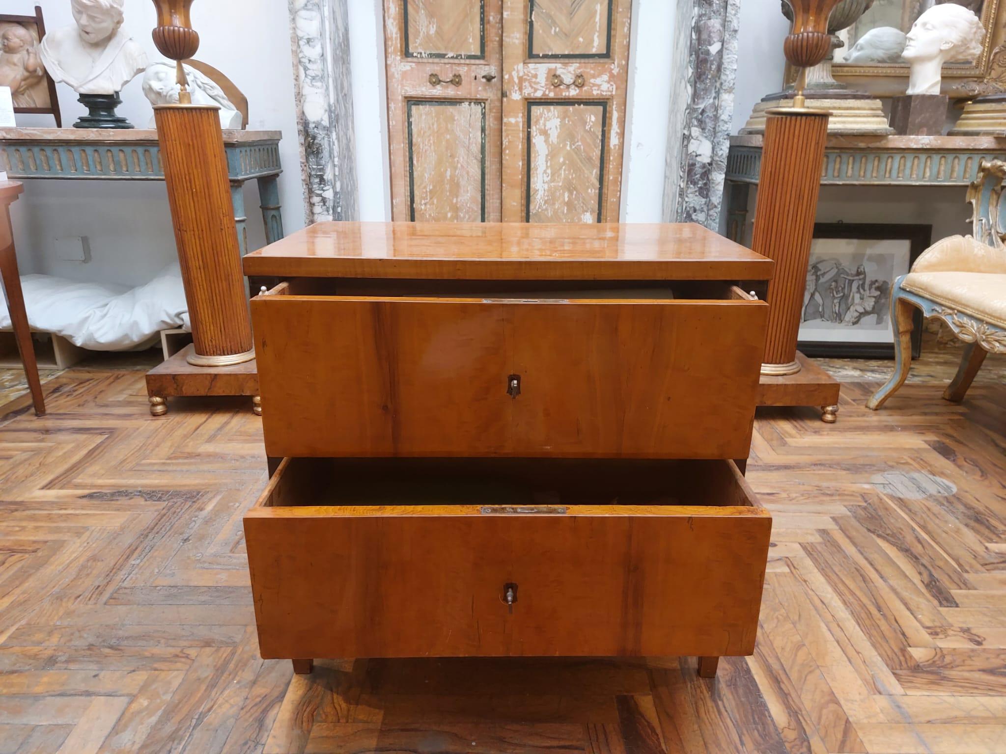 Polished Small Veneto chest of drawers in cherry wood For Sale