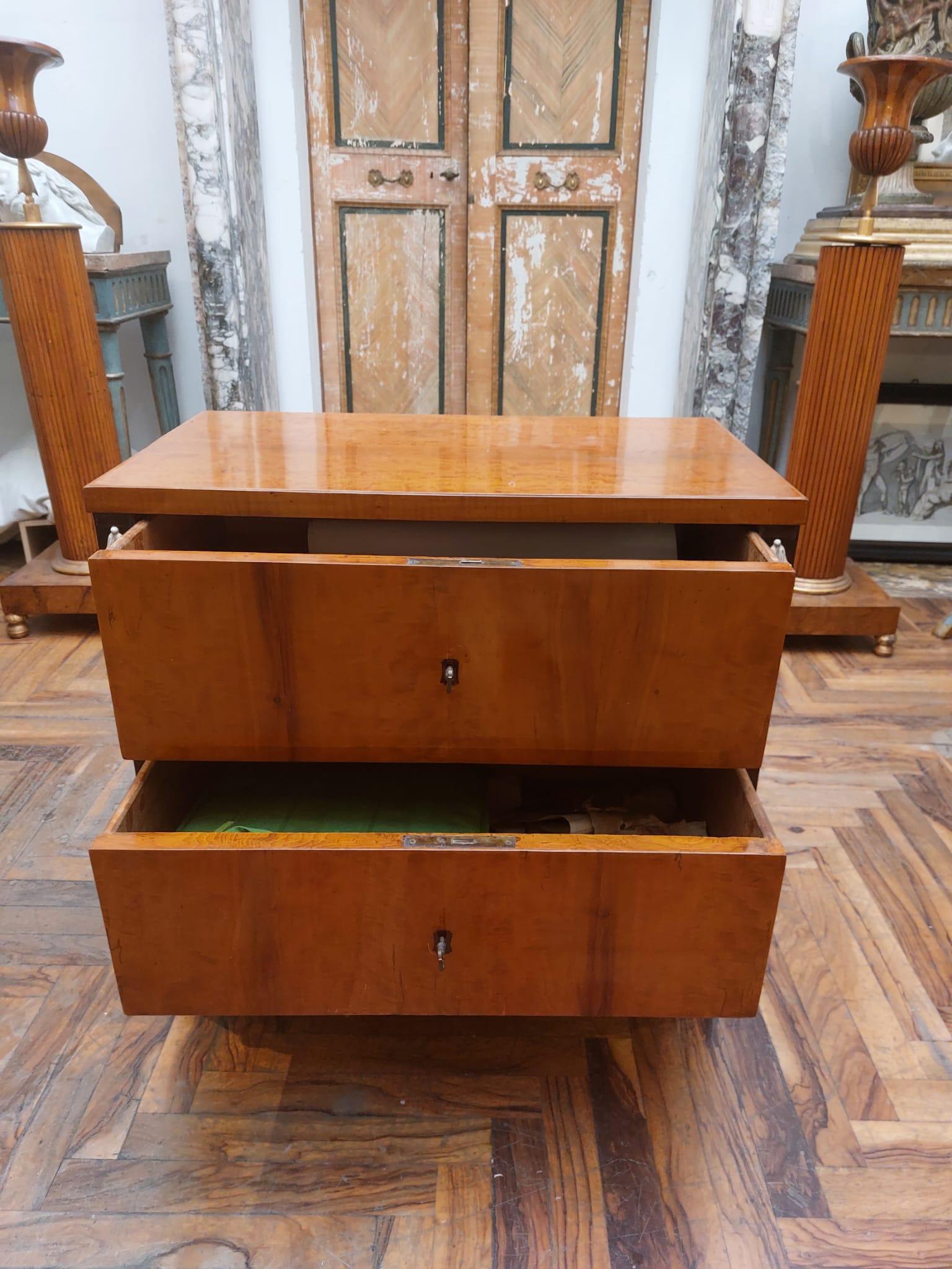 Small Veneto chest of drawers in cherry wood In Good Condition For Sale In Milano, IT