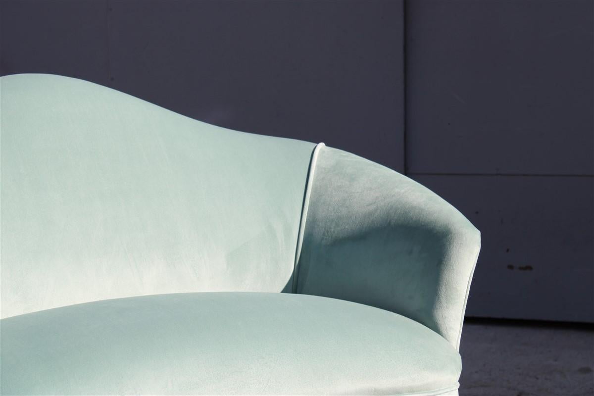 Kleines 2-Sitzer Sofa Cesare Lacca Italien 1950er Jahre restauriert Grüner Samt (Moderne der Mitte des Jahrhunderts) im Angebot