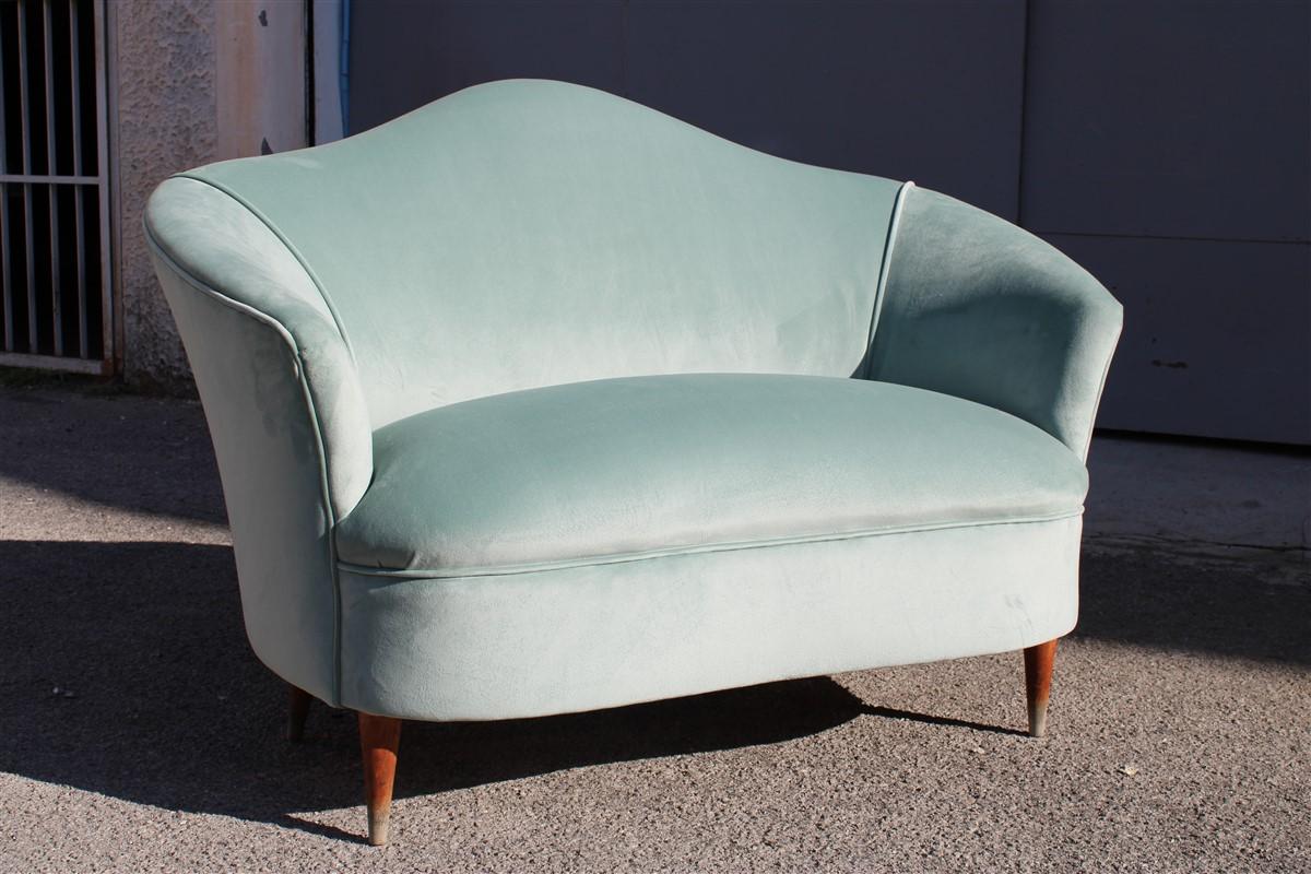 Kleines 2-Sitzer Sofa Cesare Lacca Italien 1950er Jahre restauriert Grüner Samt im Zustand „Gut“ im Angebot in Palermo, Sicily