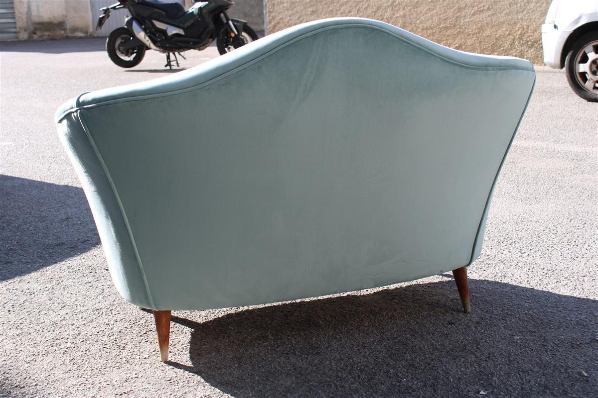 Kleines 2-Sitzer Sofa Cesare Lacca Italien 1950er Jahre restauriert Grüner Samt (Mid-20th Century) im Angebot