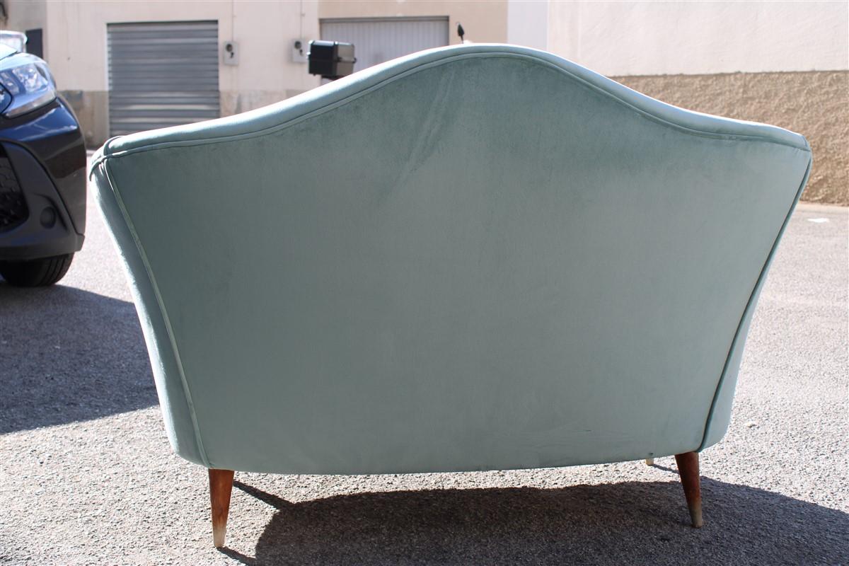 Kleines 2-Sitzer Sofa Cesare Lacca Italien 1950er Jahre restauriert Grüner Samt im Angebot 1
