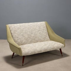 Kleines Zweisitzer-Sofa aus Stoff der 50er und 60er Jahre