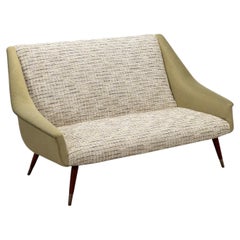 Kleines Zweisitzer-Sofa aus Stoff der 50er und 60er Jahre