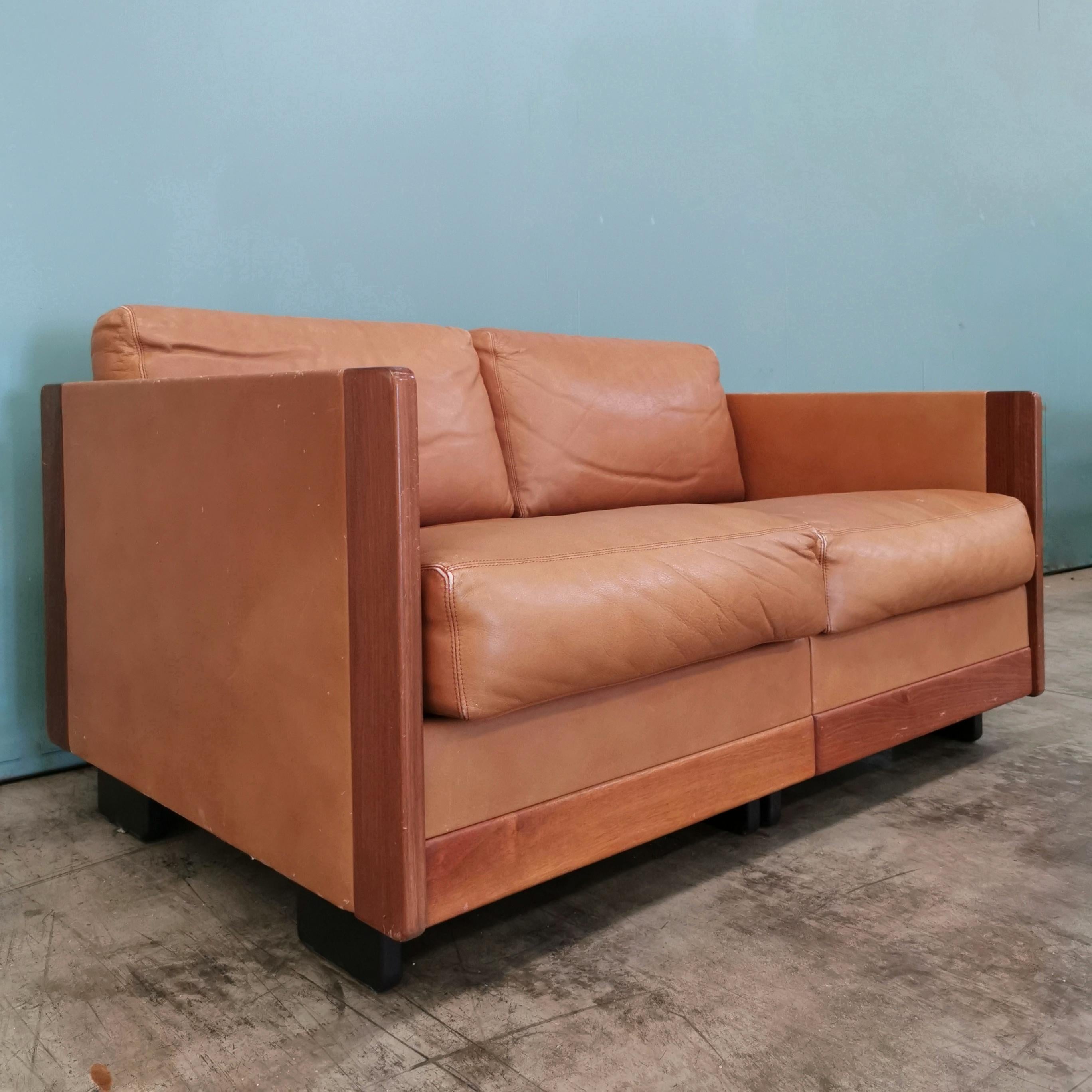 Rara versione del divano 920 di Cassina disegnato da Afra e Tobia Scarpa negli anni 60. Structure en cuir et rivestimento en granulés. Buone condizioni generali con piccoli segni del tempo.