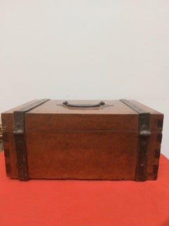 Petit coffre en racine de noyer avec renforts en fer avec double serrure