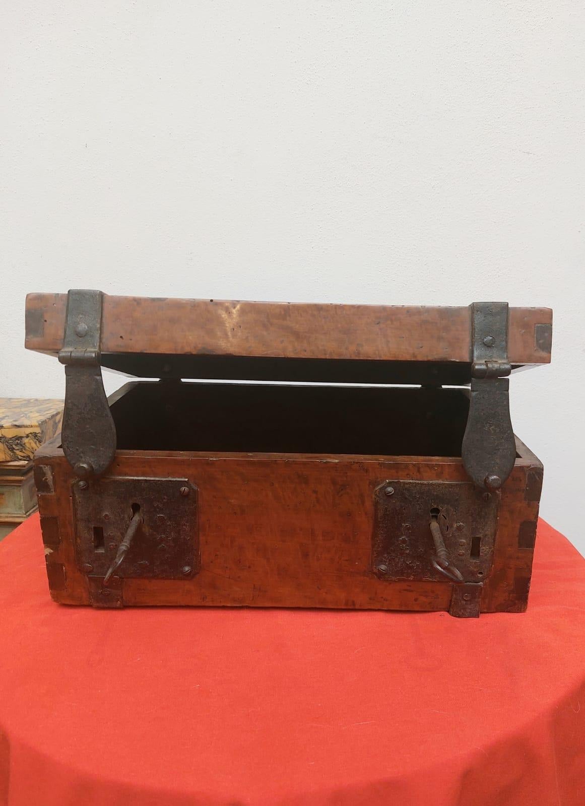Kleine Truhe aus Nussbaumwurzel mit Eisenverstärkungen mit Doppelschloss (Italian) im Angebot