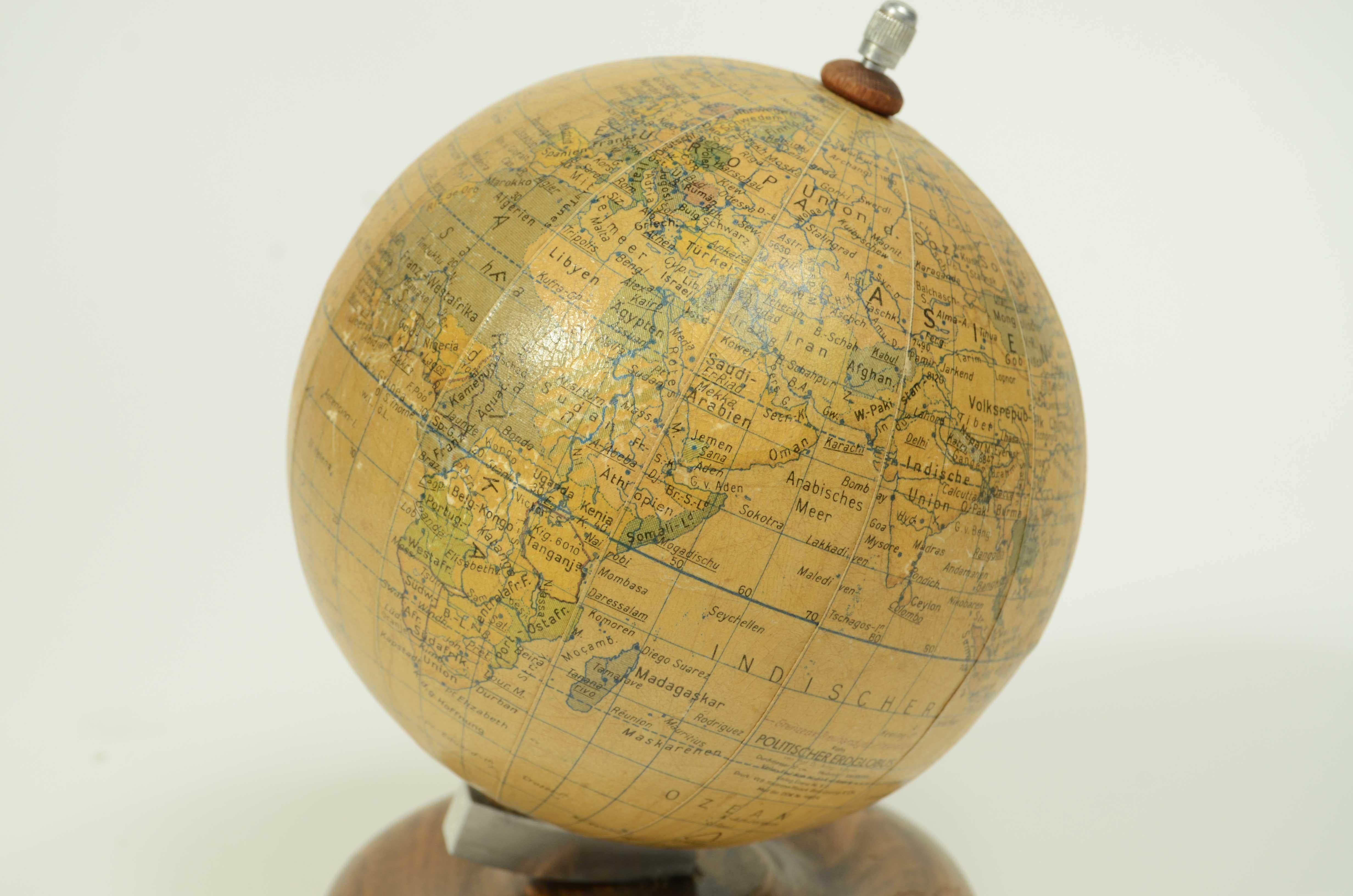 Piccolo globo terrestre edito da Räths Politischer Erdglobus DDR anni '50 im Zustand „Gut“ im Angebot in Milan, IT