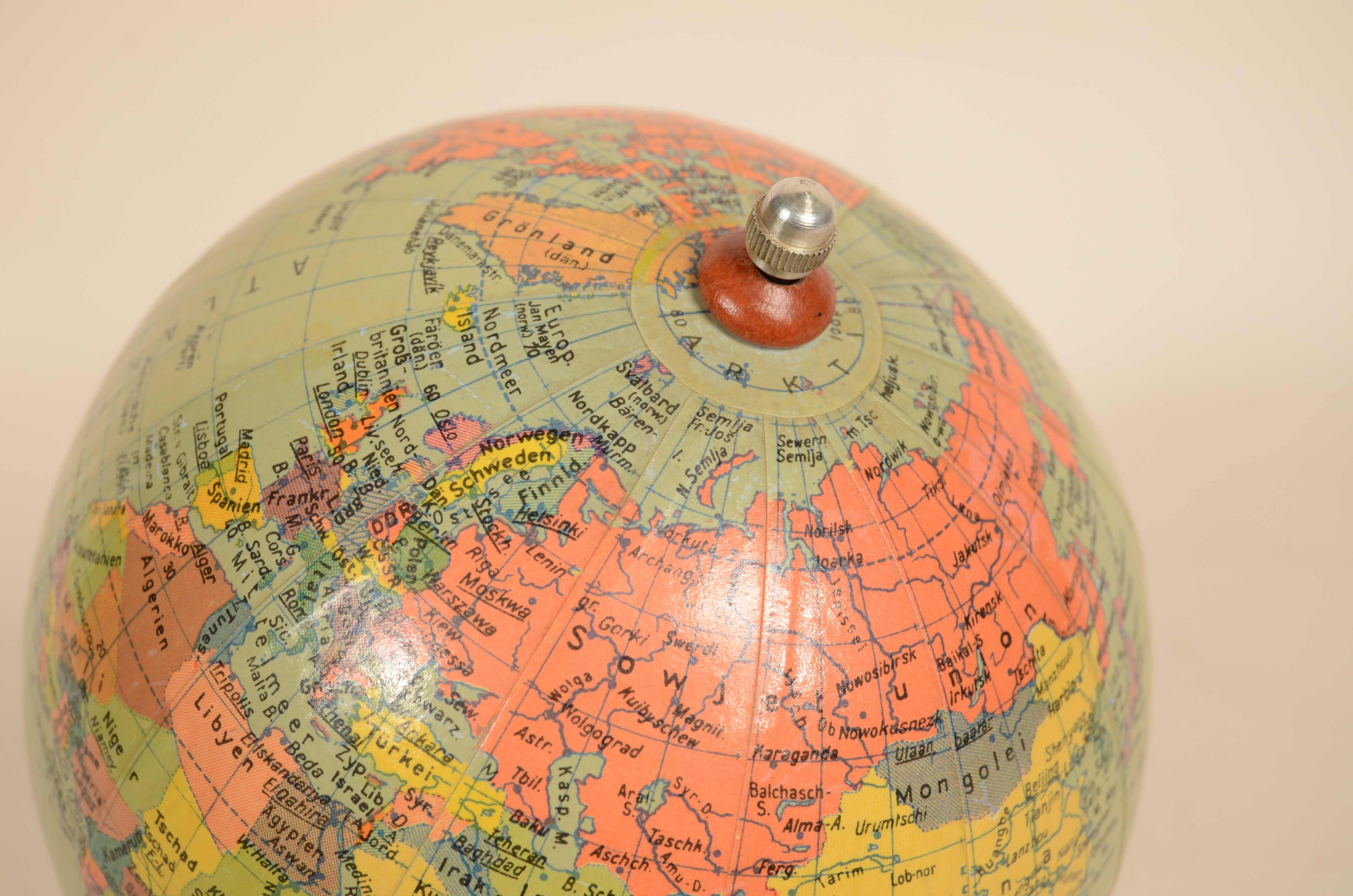 Small globe published by Räths Politischer Erdglobus from the 1950s 8